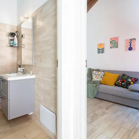 Guesthost - My Little Pink House